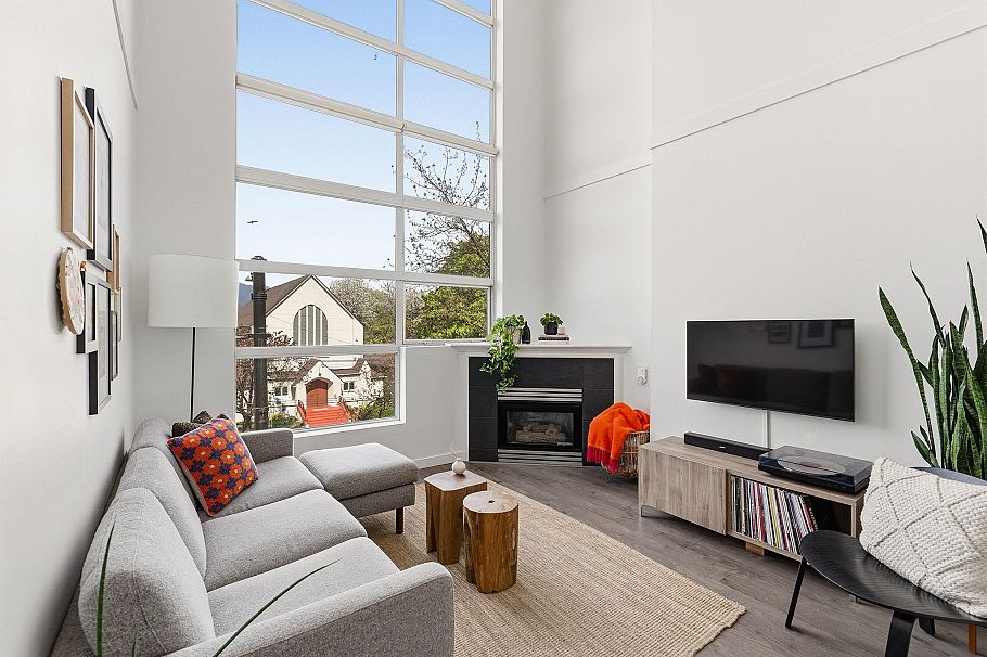 327 418 E Broadway Vancouver, BC - 2