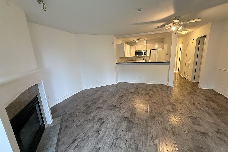 101 8460 Jellicoe Street Vancouver, BC - 5