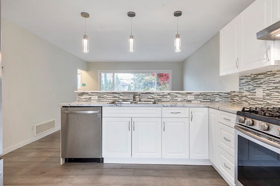 2052 E 41st Avenue Vancouver, BC - 8