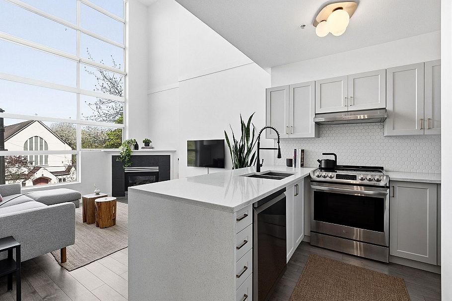 327 418 E Broadway Vancouver, BC - 1