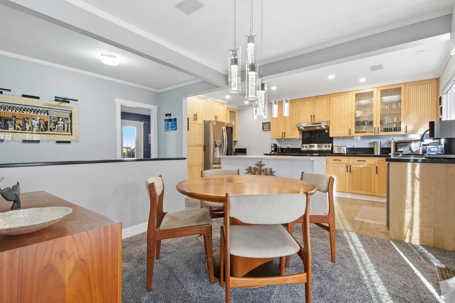 532 W 23 Street North Vancouver, BC - 3