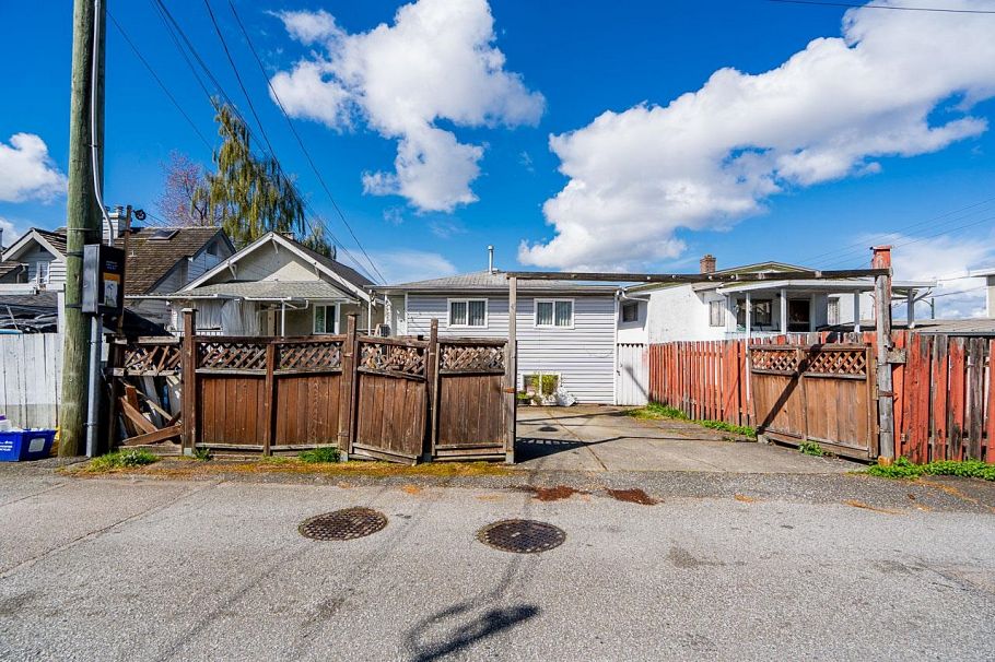 4712 Victoria Drive Vancouver, BC - 32