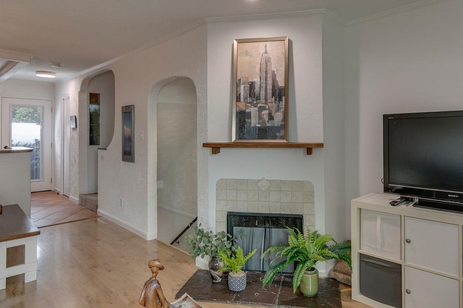 160 W 12th Street North Vancouver, BC - 12