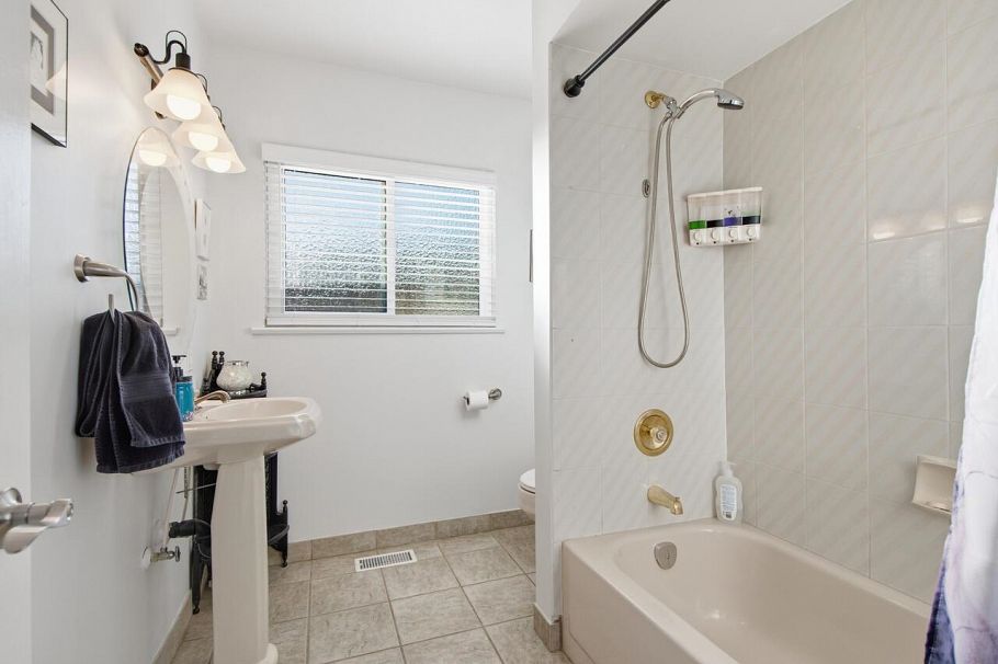 532 W 23 Street North Vancouver, BC - 12