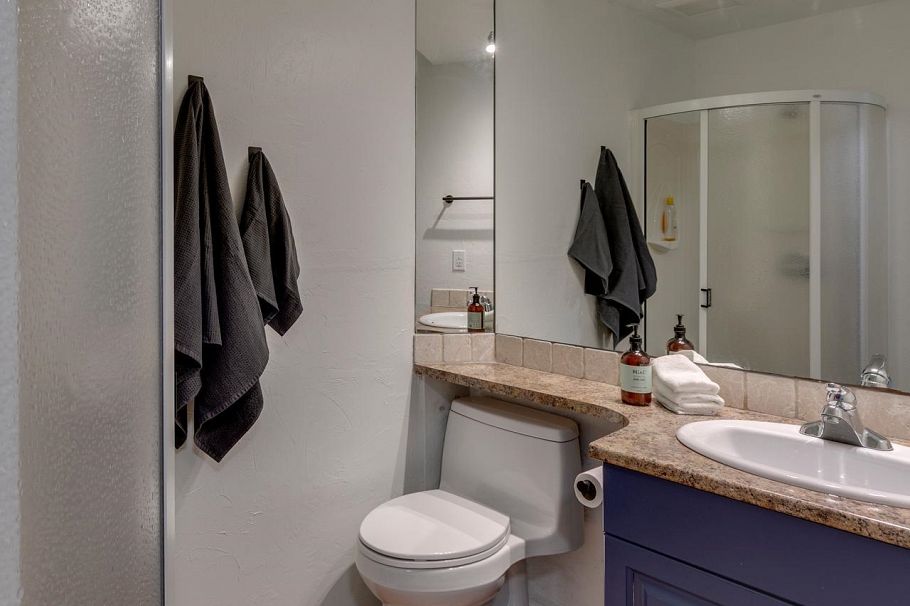 160 W 12th Street North Vancouver, BC - 29