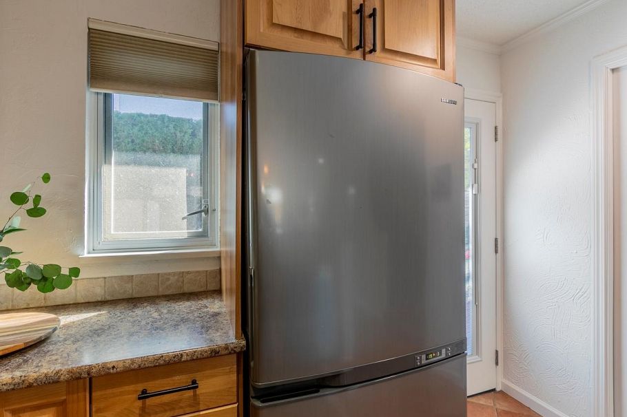 160 W 12th Street North Vancouver, BC - 6