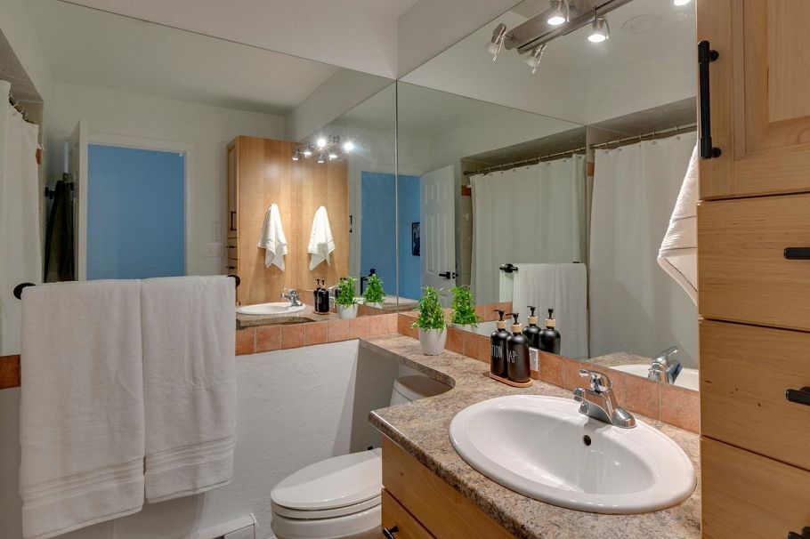 160 W 12th Street North Vancouver, BC - 22