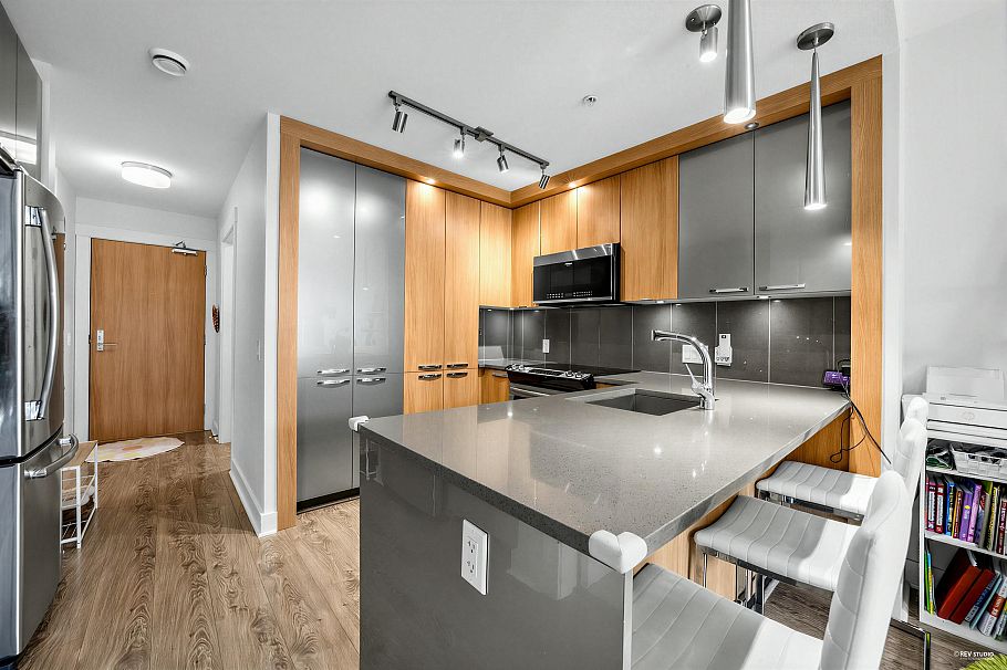 307 733 W 14th Street North Vancouver, BC - 2