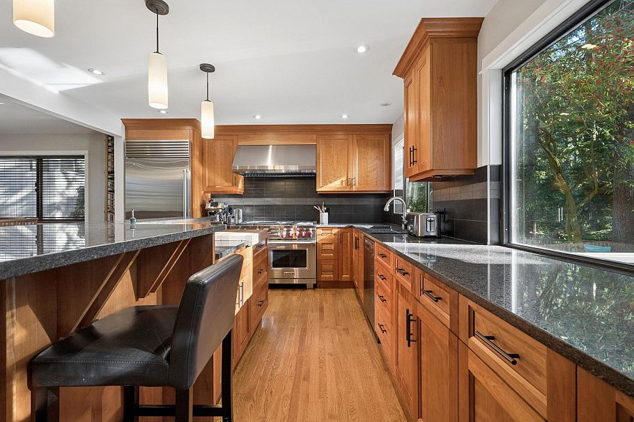 2857 Violet Street North Vancouver, BC - 11