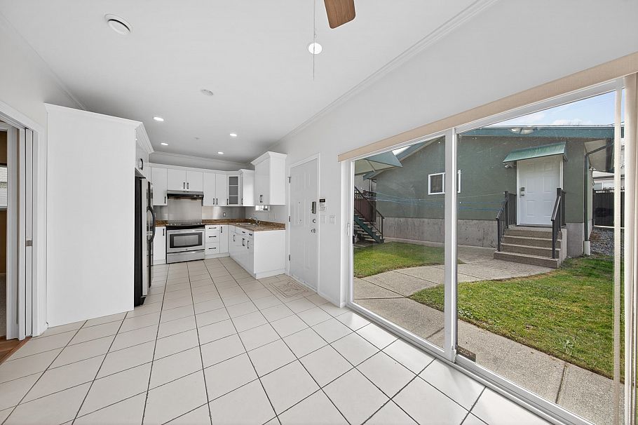 3076 E 27th Avenue Vancouver, BC - 16