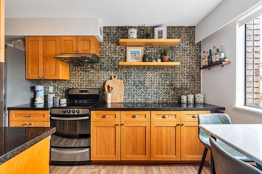 207 2080 Maple Street Vancouver, BC - 1