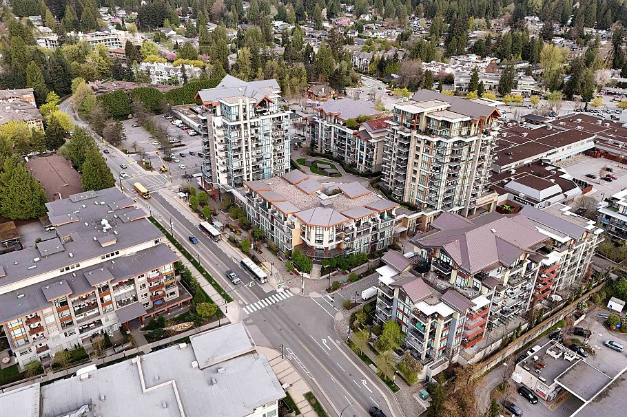 305 2707 Library Lane North Vancouver, BC - 38