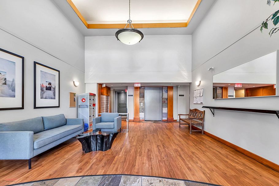 208 333 E 1st Street North Vancouver, BC - 17