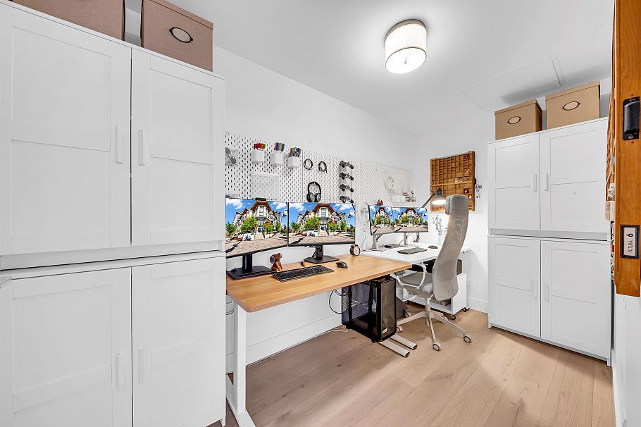 305 2707 Library Lane North Vancouver, BC - 21