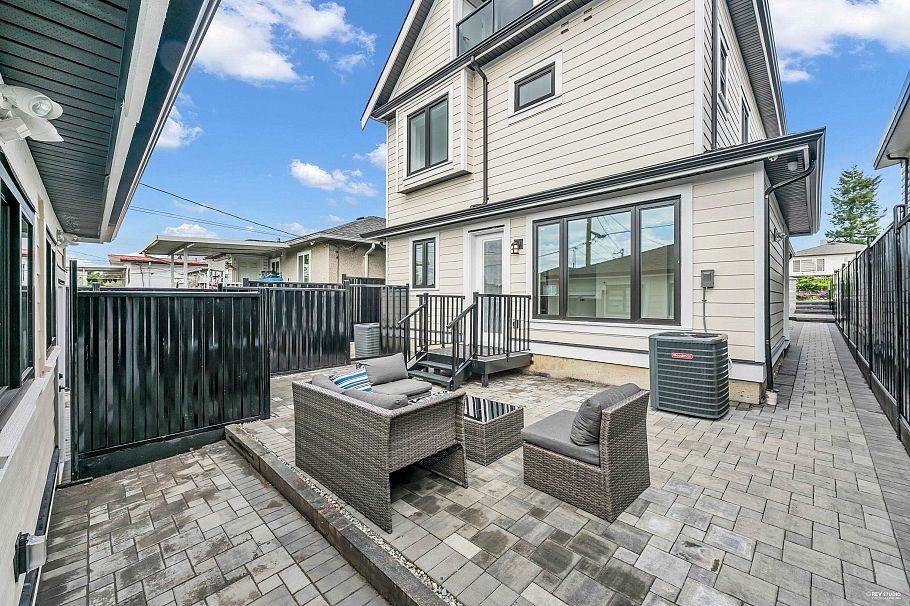 2 3344 Adanac Street Vancouver, BC - 23