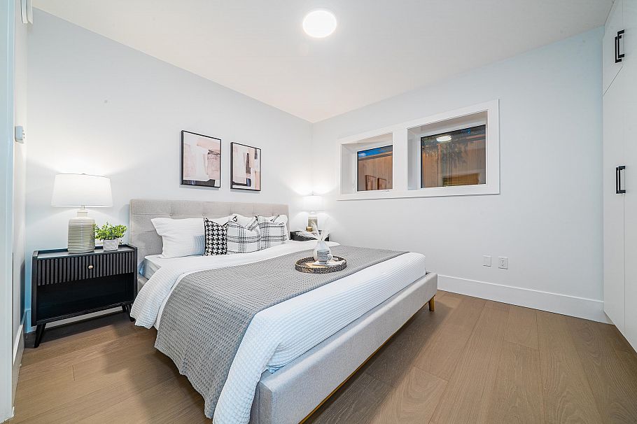 A 2735 W 8th Avenue Vancouver, BC - 16