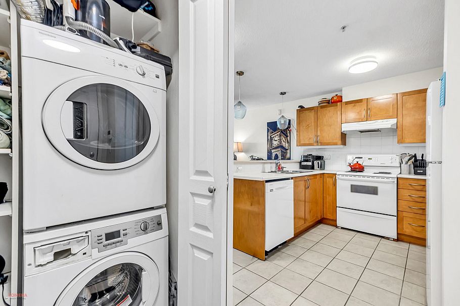 208 333 E 1st Street North Vancouver, BC - 9