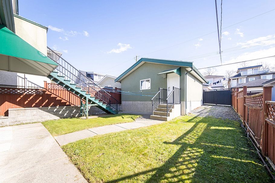 3076 E 27th Avenue Vancouver, BC - 3