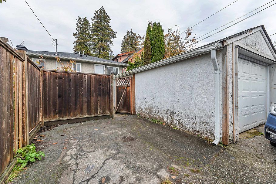 2052 E 41st Avenue Vancouver, BC - 19