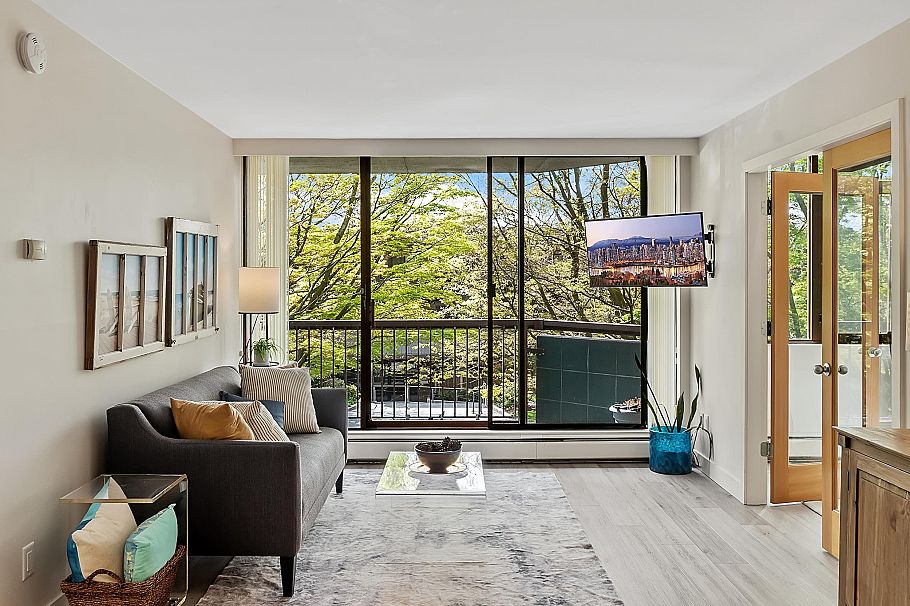 205 2445 W 3rd Avenue Vancouver, BC - 2