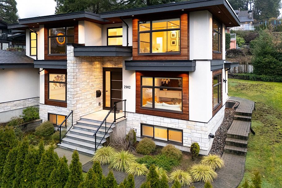 2902 St. Andrews Avenue North Vancouver, BC - 2