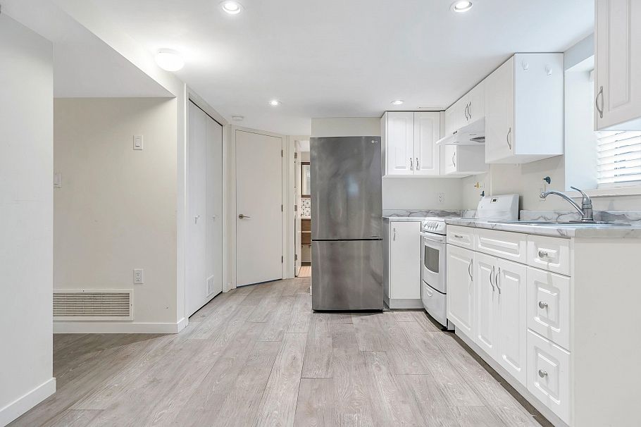 2052 E 41st Avenue Vancouver, BC - 14