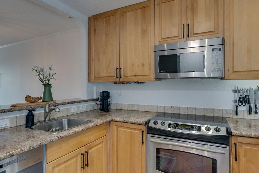 160 W 12th Street North Vancouver, BC - 3