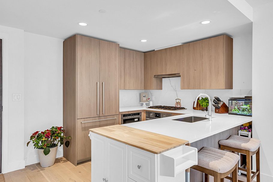 305 2707 Library Lane North Vancouver, BC - 9