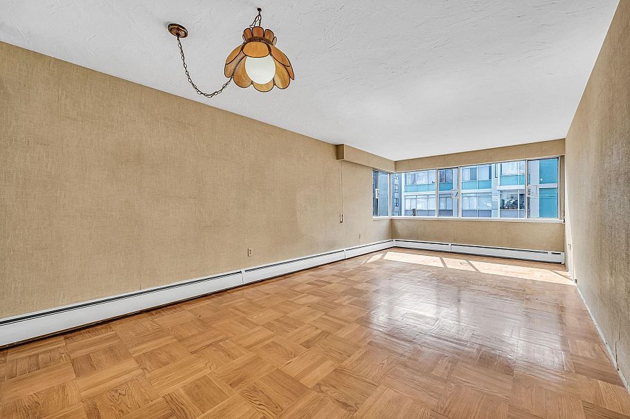 301 1050 Chilco Street Vancouver, BC - 3