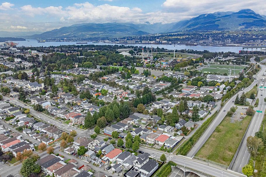 2 3344 Adanac Street Vancouver, BC - 28