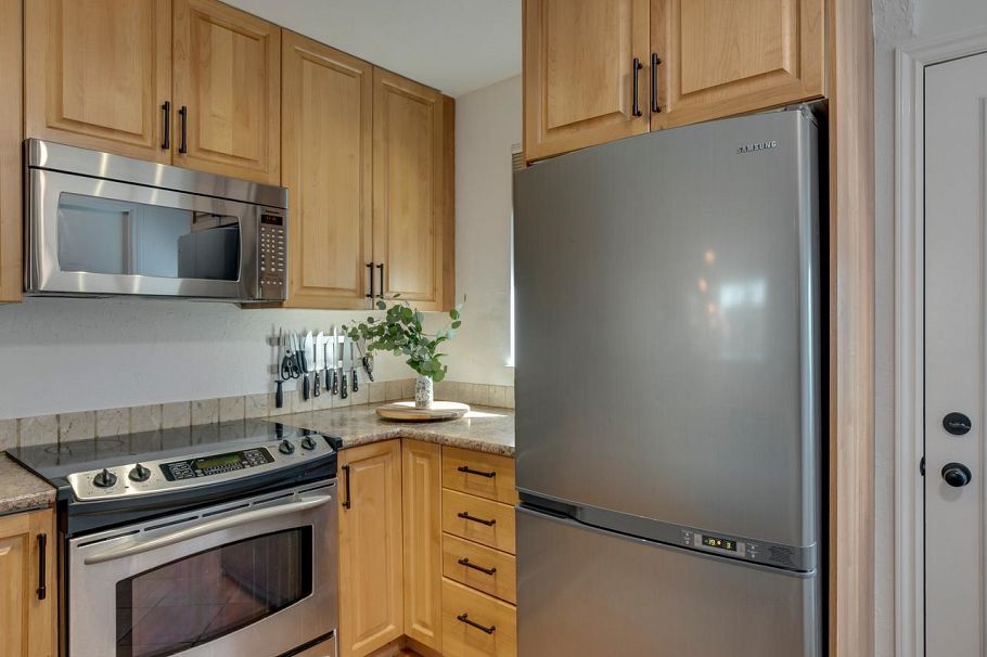 160 W 12th Street North Vancouver, BC - 4