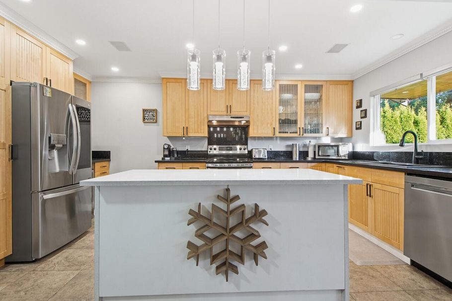 532 W 23 Street North Vancouver, BC - 6