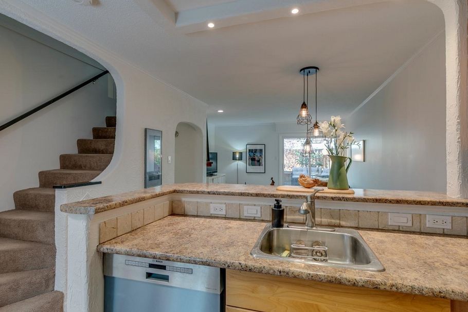 160 W 12th Street North Vancouver, BC - 8