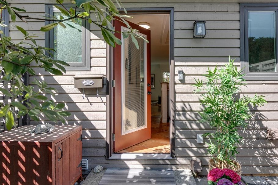 160 W 12th Street North Vancouver, BC - 1