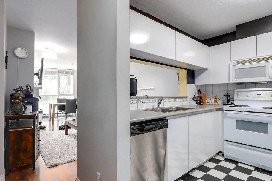 3 8420 Jellicoe Street Vancouver, BC - 9