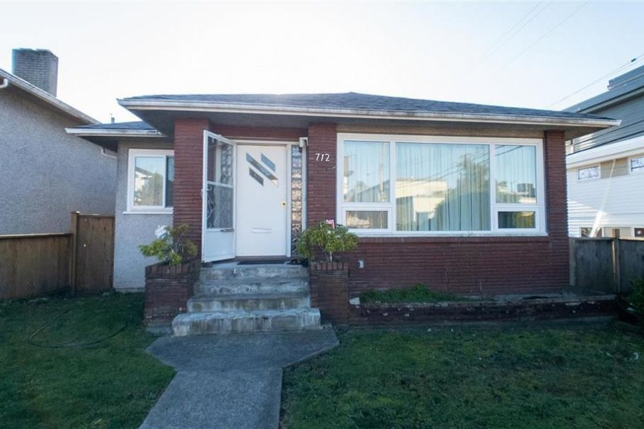 712 E 57 Avenue Vancouver, BC - 7