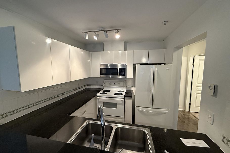 101 8460 Jellicoe Street Vancouver, BC - 9