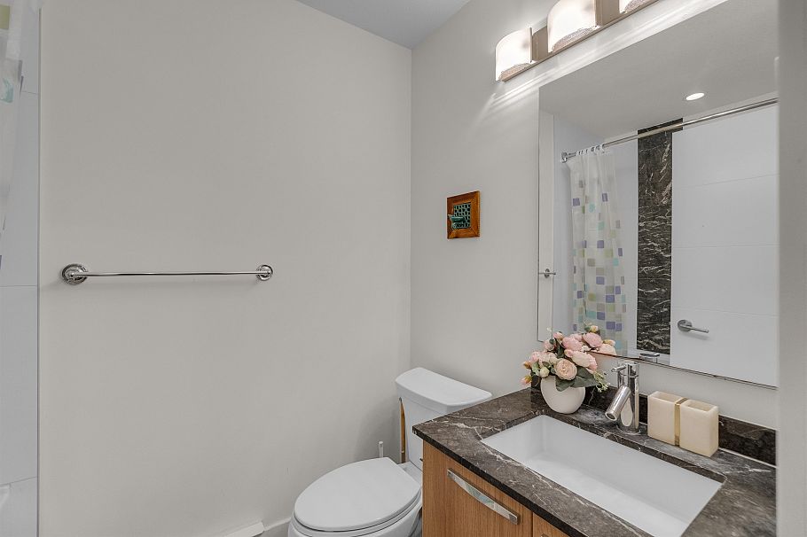 103 735 W 15th Street North Vancouver, BC - 15