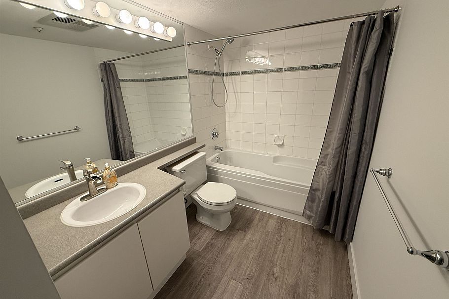 101 8460 Jellicoe Street Vancouver, BC - 11