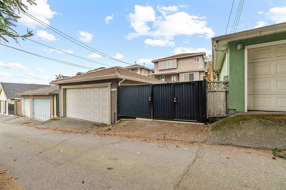 1788 E 64th Avenue Vancouver, BC - 36