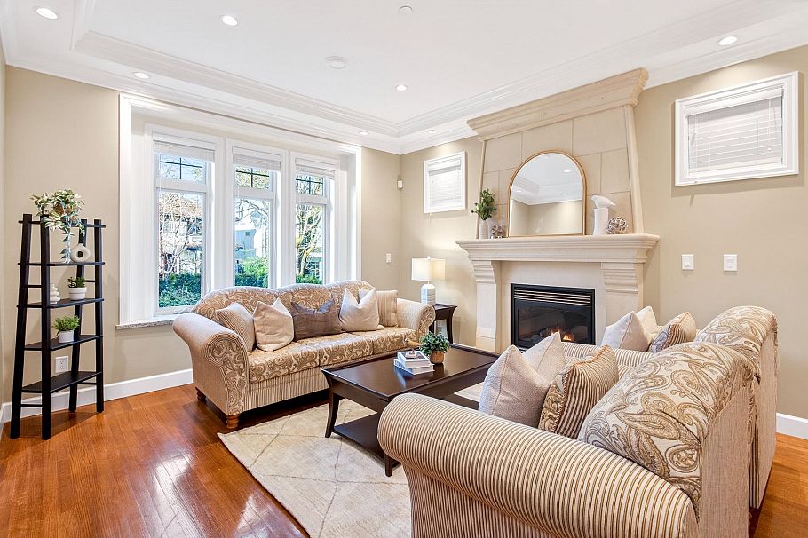 4532 W 15th Avenue Vancouver, BC - 2