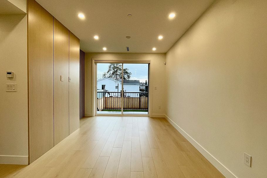 162 E 43rd Avenue Vancouver, BC - 5