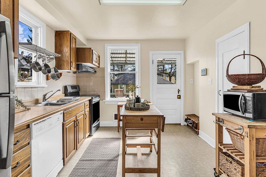 1756 E 7th Avenue Vancouver, BC - 11