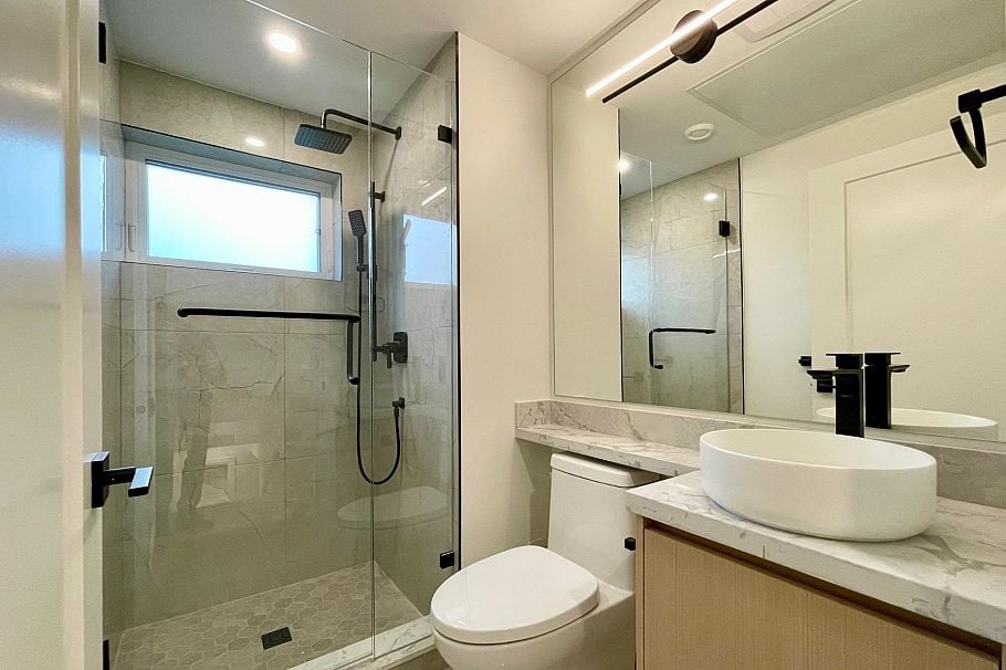 162 E 43rd Avenue Vancouver, BC - 7