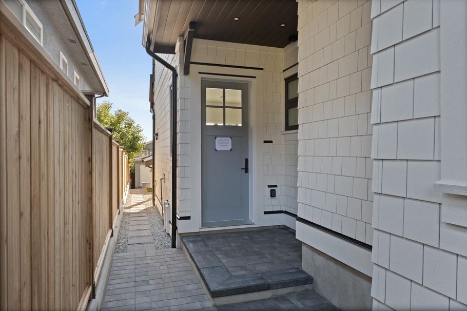 2 2680 E 5th Avenue Vancouver, BC - 3