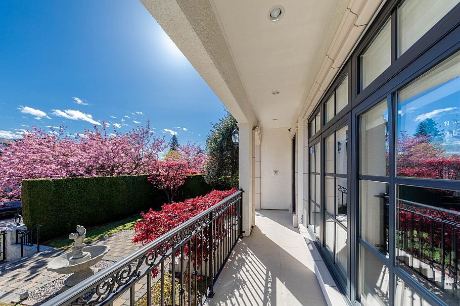 3587 W 38th Avenue Vancouver, BC - 4