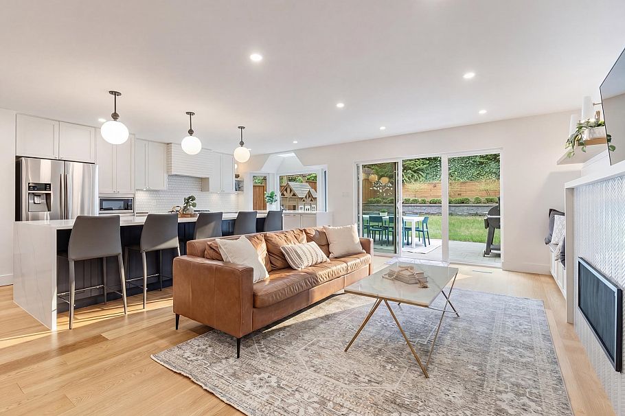 999 Canyon Boulevard North Vancouver, BC - 2