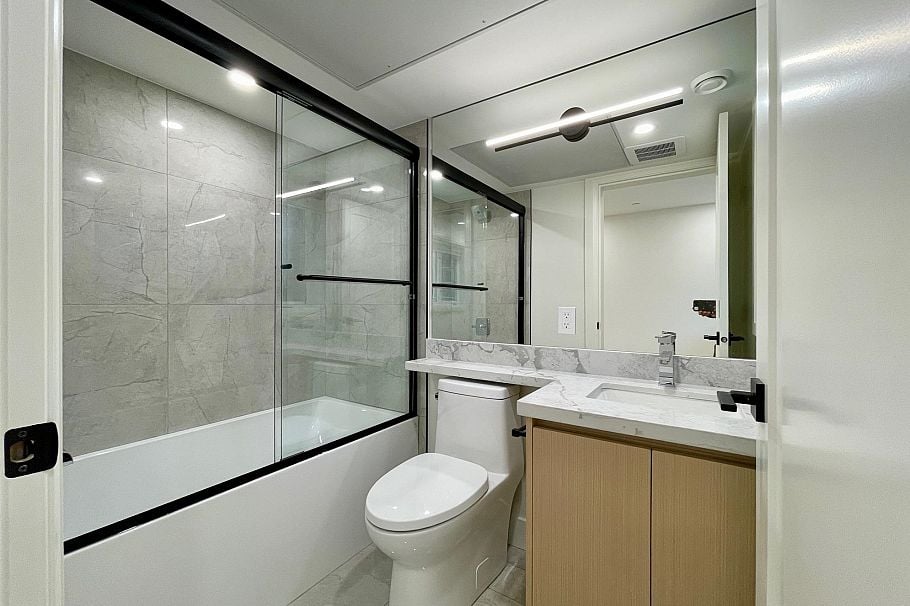 162 E 43rd Avenue Vancouver, BC - 9
