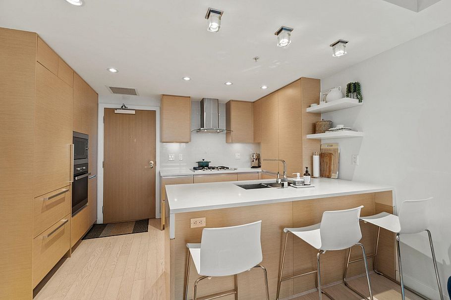 306 505 W 30th Avenue Vancouver, BC - 5