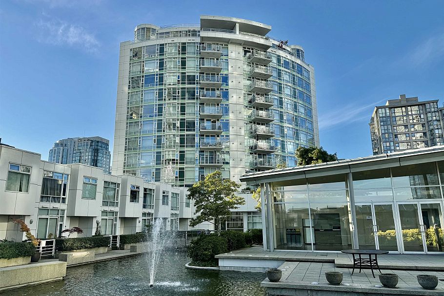 906 189 Davie Street Vancouver, BC - 2